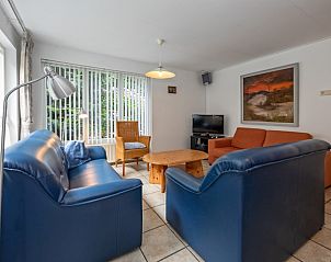 Gemtliches Wohnzimmer im Ferienhaus Slufterduin 098, De Cocksdorp, Texel mit bequemen Sofas.