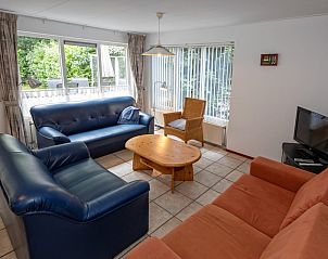 Heller Sitzbereich im Ferienhaus Slufterduin 098, De Cocksdorp, Texel mit Gartenblick.