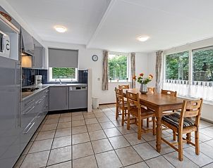 Esszimmer und Kche des Ferienhauses Slufterduin 098, De Cocksdorp, Texel mit groen Fenstern.