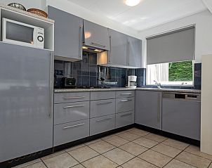 Moderne Kche im Ferienhaus Slufterduin 098, De Cocksdorp, Texel mit grauen Schrnken.