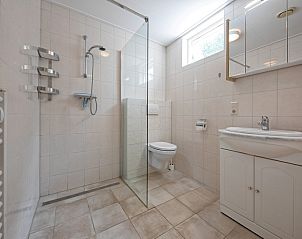 Modernes Badezimmer im Ferienhaus Slufterduin 098, De Cocksdorp, Texel mit begehbarer Dusche.
