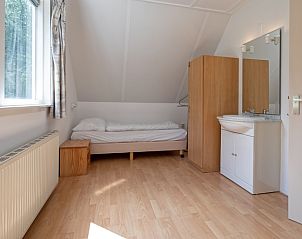 Schlafzimmer mit Einzelbett im Ferienhaus Slufterduin 098, De Cocksdorp, Texel mit viel Licht.