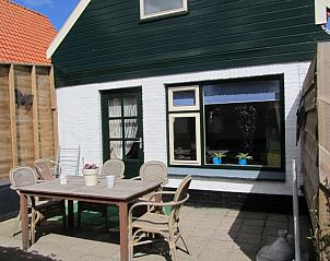 Zonnig terras bij vakantiehuis De Vlinder, De Cocksdorp, Texel, met zitgedeelte en gezellige sfeer.