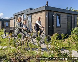 Buitenaanzicht van Chalet Type Vuurtoren de Luxe in De Cocksdorp, Texel, met zonnige veranda.