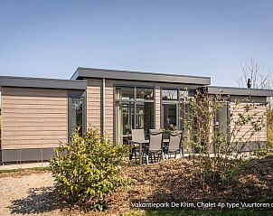 Moderne badkamer in Chalet Type Vuurtoren de Luxe, De Cocksdorp, Texel, met ruime douche.