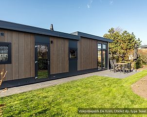 Chalet type Texel de Luxe in De Cocksdorp, Texel met moderne veranda en tuinzicht.