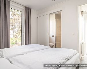 Gezinsmaaltijd in Chalet type Texel de Luxe in De Cocksdorp, Texel met gezellig interieur.