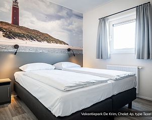 Slaapkamer in Chalet type Texel de Luxe in De Cocksdorp, Texel met uitzicht op de tuin.