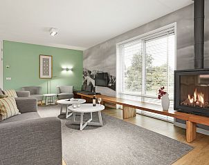 Zonnig terras met zitplaatsen in Sluftervallei 10-persoons bungalow, Texel.