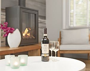 Slaapkamer met tweepersoonsbed en uitzicht in Sluftervallei bungalow, Texel.