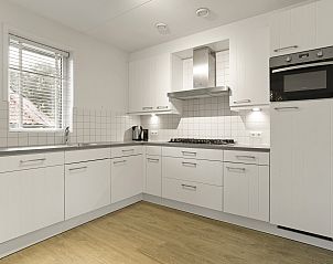 Badkamer met moderne voorzieningen in Sluftervallei bungalow, De Cocksdorp, Texel.