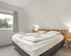 Moderne badkamer met ligbad in Sluftervallei bungalow, De Cocksdorp, Texel.