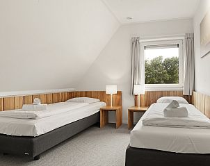 Slaapkamer met twee eenpersoonsbedden in Sluftervallei bungalow, Texel.