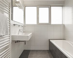 Gezellige slaapkamer met eenpersoonsbedden in Sluftervallei bungalow, Texel.