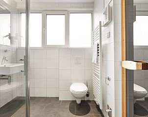 Ruim terras met ligstoelen in Sluftervallei 10-persoons bungalow, De Cocksdorp, Texel.