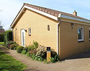 Vooraanzicht van Vakantiehuis Slufterhoek 076 in De Cocksdorp Texel met bloeiende tuin