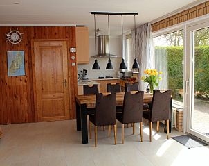 Eetkamer en keuken van Vakantiehuis Slufterhoek 076 in De Cocksdorp Texel met houten interieur