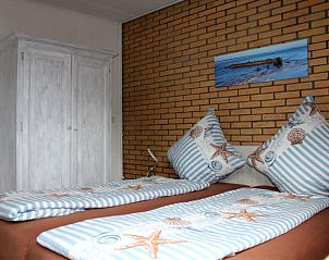 Hoofdslaapkamer van Vakantiehuis Slufterhoek 076 in De Cocksdorp Texel met tweepersoonsbed