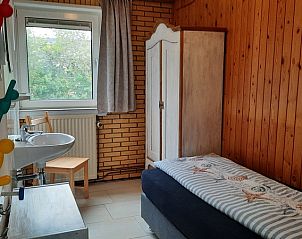 Kinderkamer met houten details in Vakantiehuis Slufterhoek 076 in De Cocksdorp Texel