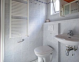 Badkamer met toilet en wastafel in Vakantiehuis Slufterhoek 076 in De Cocksdorp Texel