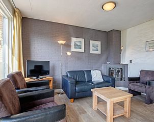 Gemtliches Wohnzimmer des Ferienhauses Slufterhoek 056 in De Cocksdorp Texel mit bequemer Sitzecke.