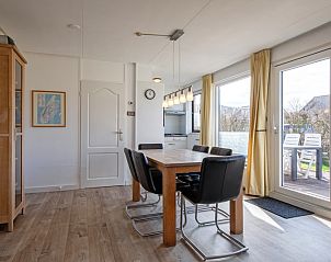 Helles Esszimmer im Ferienhaus Slufterhoek 056, De Cocksdorp Texel, mit Zugang zur Terrasse.