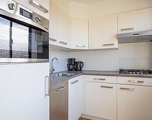 Moderne Kche im Ferienhaus Slufterhoek 056, De Cocksdorp Texel, mit Einbaugerten.