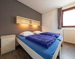 Komfortables Schlafzimmer im Ferienhaus Slufterhoek 056, De Cocksdorp Texel mit Doppelbett.