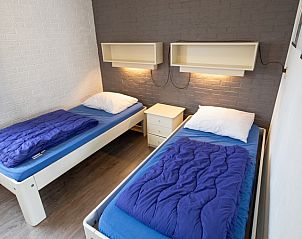 Gerumiges Schlafzimmer mit Einzelbetten im Ferienhaus Slufterhoek 056, De Cocksdorp Texel.