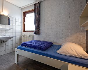 Gemtliches Einzelzimmer im Ferienhaus Slufterhoek 056, De Cocksdorp Texel, mit Waschbecken.