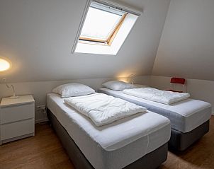 Lichte slaapkamer met dakraam in Vakantiehuis Slufteroord 240, Bungalowpark Slufteroord, Texel.