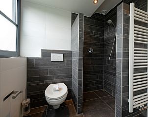 Luxe badkamer in Vakantiehuis Slufteroord 240, De Cocksdorp met moderne douche en toilet.