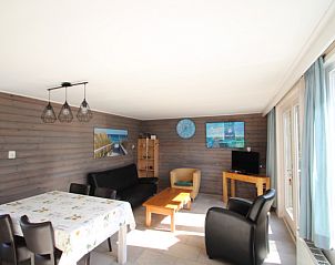 Ruime woonkamer in Bungalow Tamarisk 196, De Cocksdorp, Texel, met moderne meubels en veel natuurlijk licht.