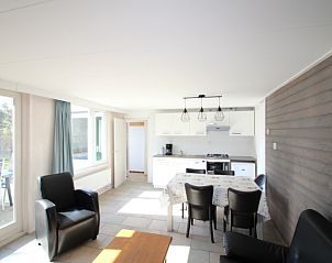 Open keuken in Bungalow Tamarisk 196, De Cocksdorp, Texel, volledig uitgerust voor een comfortabel verblijf.