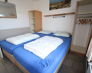 Comfortabele slaapkamer met tweepersoonsbed in Bungalow Tamarisk 196, De Cocksdorp, Texel, voor een goede nachtrust.