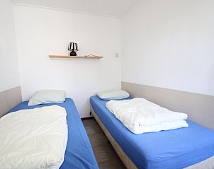 Tweede slaapkamer in Bungalow Tamarisk 196, De Cocksdorp, Texel, met twee eenpersoonsbedden en minimalistisch design.