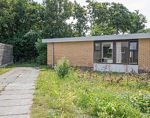 Ingang van Bungalow Tamarisk 196, De Cocksdorp, Texel, omgeven door weelderige natuur en serene rust.