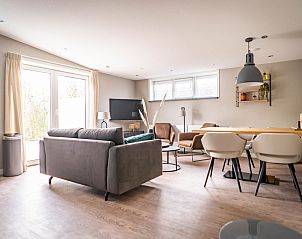 Ruime woonkamer in Type C Appartement de Stoeterij, De Cocksdorp, Texel met moderne inrichting en veel natuurlijk licht.