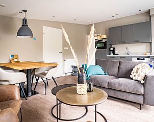 Open keuken en eetruimte in Type C Appartement de Stoeterij, De Cocksdorp, Texel met moderne voorzieningen.