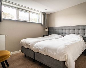 Comfortabele slaapkamer in Type C Appartement de Stoeterij, De Cocksdorp, Texel met twee eenpersoonsbedden en natuurlijk licht.