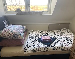 Knusse slaapkamer in Familiehuis Dacha, De Cocksdorp Texel, met uitzicht op de natuur van de Waddeneilanden.