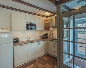 Moderne keuken in Type R vakantiewoning, De Cocksdorp, Texel, compleet uitgerust voor een comfortabel verblijf.