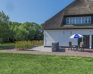 Zonnig terras bij Type R vakantiehuis, De Cocksdorp, Texel, ideaal voor buitenontspanning, Waddeneilanden.