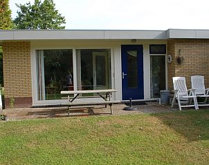 Bungalow Tamarisk 212 in De Cocksdorp, Texel mit einer einladenden Terrasse und grner Umgebung.