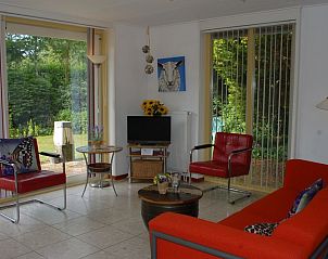 Gemtliches Wohnzimmer im Bungalow Tamarisk 212, Texel mit Blick auf die Natur.