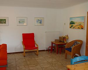 Helle Innenrume im Bungalow Tamarisk 212, De Cocksdorp, Texel mit farbenfroher Einrichtung.