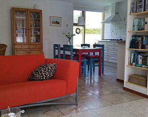 Gerumiges Wohnzimmer und Essbereich im Bungalow Tamarisk 212, Texel fr einen entspannten Aufenthalt.