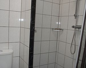 Modernes Badezimmer im Bungalow Tamarisk 212, De Cocksdorp, Texel mit Duschmglichkeit.