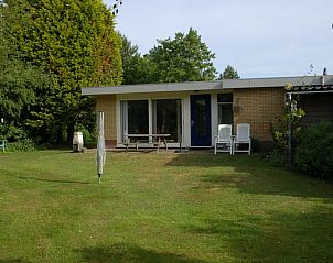 Rckansicht des Bungalows Tamarisk 212, Texel mit sonnigem Garten und Terrasse.
