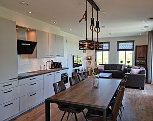 Moderne keuken en woonkamer in Vakantiehuis Texel, De Cocksdorp, met uitzicht op de Waddeneilanden.